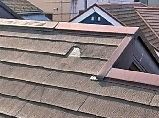 欠けた部分に下の屋根材を止める釘が見えているので、釘から水が入らないよう対応が必要です。